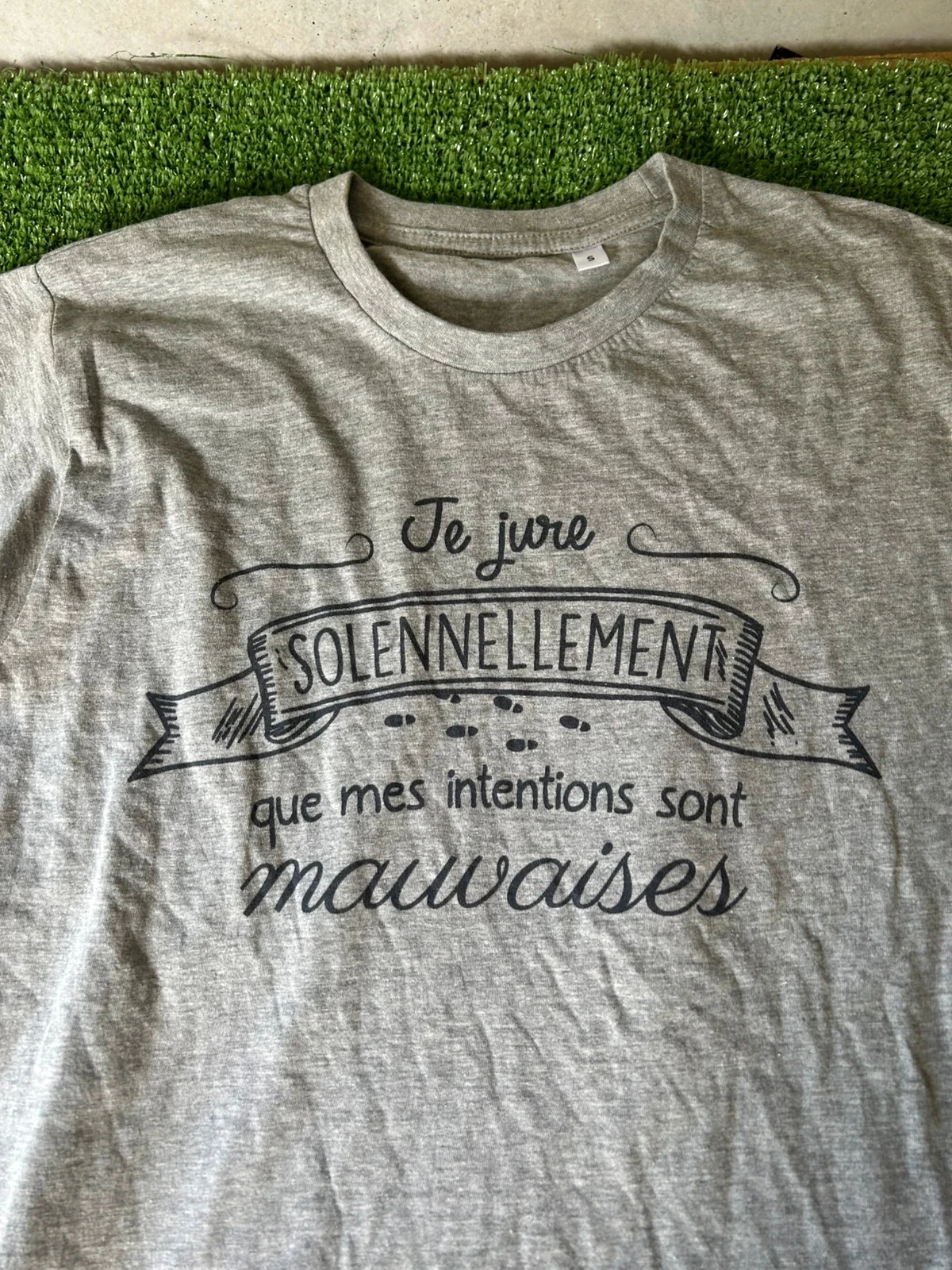T-shirt cinza com estampa estilo coquete – photo 3